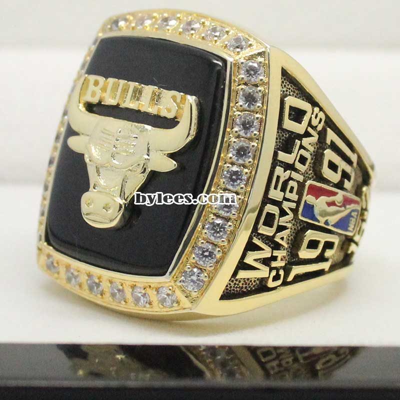 Lot Detail - 1991-92 Johnny Red Kerr Chicago Bulls NBA Championship Ring  with Original Presentation Box (MINT • Sourced From The Family)
